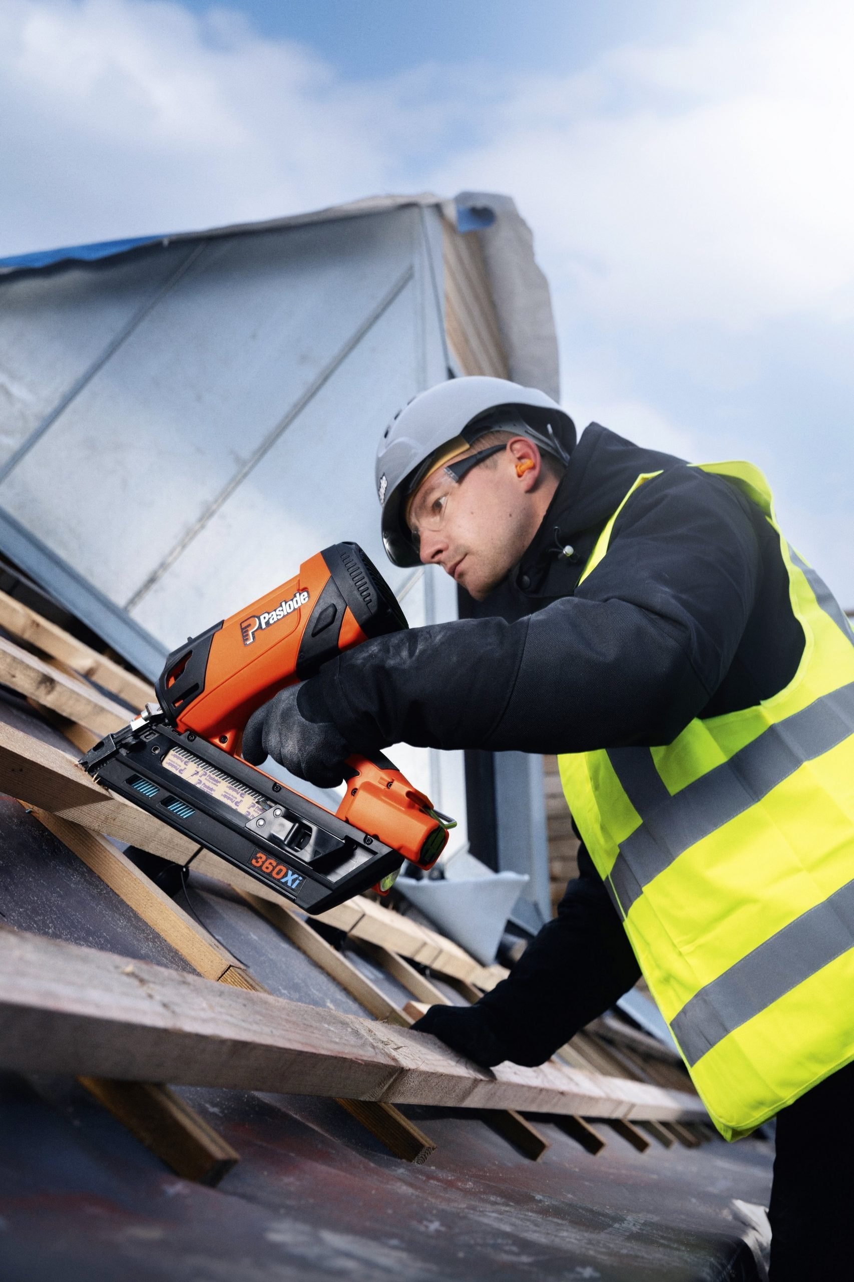 Paslode 360Xi First Fix Framing Nail Gun in use 
